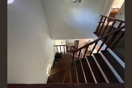 Casa à venda com 367m², 5 quartos e 2 vagas Casa à venda com 367m², 5 quartos e 2 vagasEscada