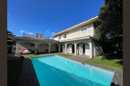 Casa à venda com 367m², 5 quartos e 2 vagas Casa à venda com 367m², 5 quartos e 2 vagasÁrea comum