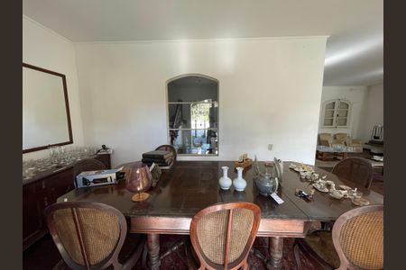 Casa à venda com 367m², 5 quartos e 2 vagas Casa à venda com 367m², 5 quartos e 2 vagasSala