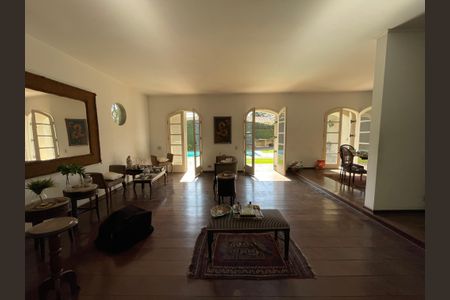 Casa à venda com 367m², 5 quartos e 2 vagas Casa à venda com 367m², 5 quartos e 2 vagasSala