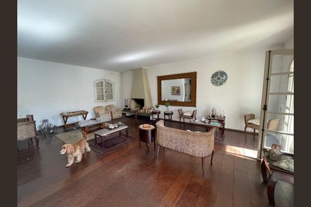 Casa à venda com 367m², 5 quartos e 2 vagas Casa à venda com 367m², 5 quartos e 2 vagasSala