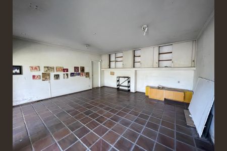 Casa à venda com 367m², 5 quartos e 2 vagas Casa à venda com 367m², 5 quartos e 2 vagasÁrea comum