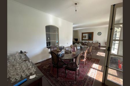 Casa à venda com 367m², 5 quartos e 2 vagas Casa à venda com 367m², 5 quartos e 2 vagasSala