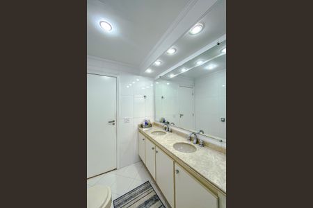Apartamento à venda com 220m², 3 quartos e 2 vagasBanheiro da Suíte