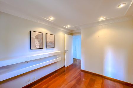 Apartamento à venda com 220m², 3 quartos e 2 vagasSuíte