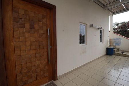 Casa à venda com 348m², 3 quartos e 12 vagasCasa 2 - Corredor lateral