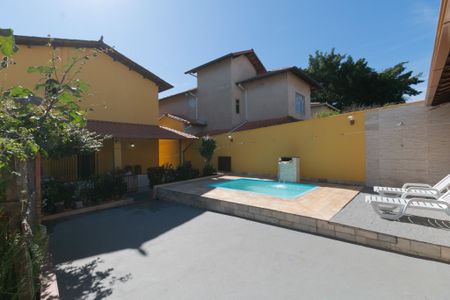 Casa à venda com 360m², 4 quartos e 2 vagasÁrea comum - Piscina