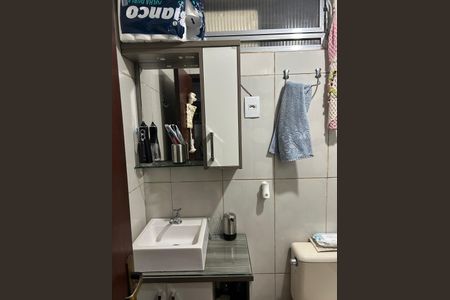 Banheiro de apartamento à venda com 3 quartos, 68m² em Menino Deus, Porto Alegre