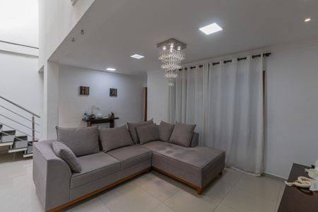 Casa à venda com 240m², 5 quartos e 2 vagasSala