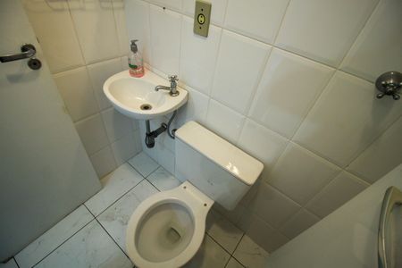 Casa de condomínio à venda com 137m², 3 quartos e 2 vagas Casa de condomínio à venda com 137m², 3 quartos e 2 vagasBanheiro Social 2