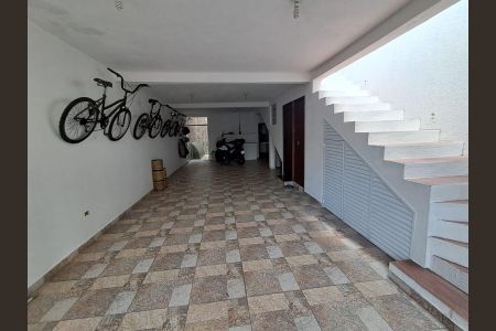Casa à venda com 250m², 4 quartos e 3 vagas Casa à venda com 250m², 4 quartos e 3 vagasGaragem