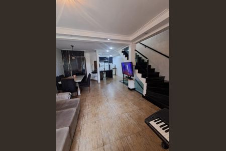 Casa à venda com 250m², 4 quartos e 3 vagas Casa à venda com 250m², 4 quartos e 3 vagasSala