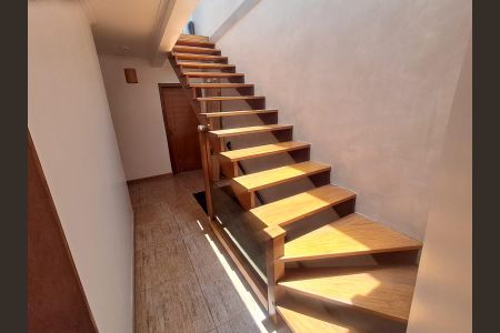 Casa à venda com 250m², 4 quartos e 3 vagas Casa à venda com 250m², 4 quartos e 3 vagasEscada