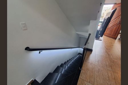 Casa à venda com 250m², 4 quartos e 3 vagas Casa à venda com 250m², 4 quartos e 3 vagasEscada