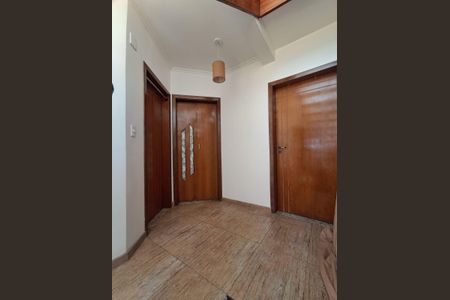 Casa à venda com 250m², 4 quartos e 3 vagas Casa à venda com 250m², 4 quartos e 3 vagasCorredor