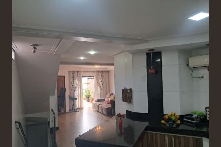 Casa à venda com 250m², 4 quartos e 3 vagas Casa à venda com 250m², 4 quartos e 3 vagasSala