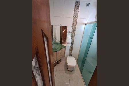 Casa à venda com 250m², 4 quartos e 3 vagas Casa à venda com 250m², 4 quartos e 3 vagasBanheiro