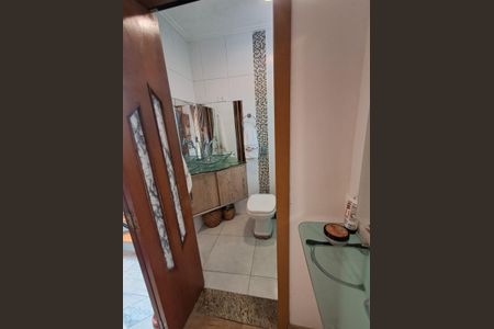 Casa à venda com 250m², 4 quartos e 3 vagas Casa à venda com 250m², 4 quartos e 3 vagasBanheiro