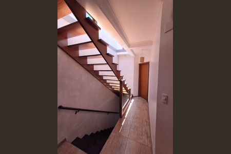 Casa à venda com 250m², 4 quartos e 3 vagas Casa à venda com 250m², 4 quartos e 3 vagasEscada