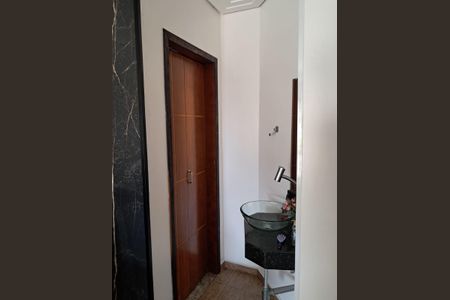 Casa à venda com 250m², 4 quartos e 3 vagas Casa à venda com 250m², 4 quartos e 3 vagasBanheiro