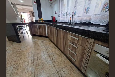 Casa à venda com 250m², 4 quartos e 3 vagas Casa à venda com 250m², 4 quartos e 3 vagasCozinha