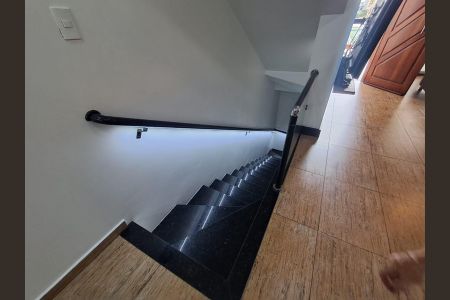 Casa à venda com 250m², 4 quartos e 3 vagas Casa à venda com 250m², 4 quartos e 3 vagasEscada