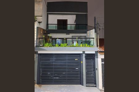 Casa à venda com 250m², 4 quartos e 3 vagas Casa à venda com 250m², 4 quartos e 3 vagasFrente