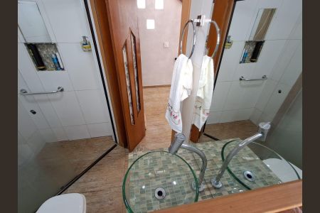 Casa à venda com 250m², 4 quartos e 3 vagas Casa à venda com 250m², 4 quartos e 3 vagasBanheiro