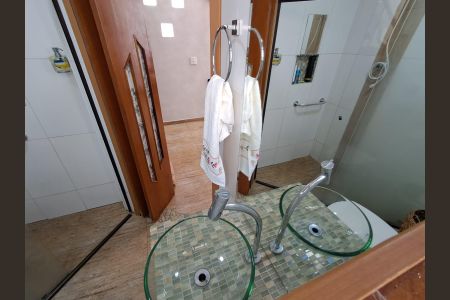 Casa à venda com 250m², 4 quartos e 3 vagas Casa à venda com 250m², 4 quartos e 3 vagasBanheiro