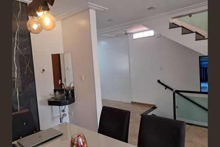 Casa à venda com 250m², 4 quartos e 3 vagas Casa à venda com 250m², 4 quartos e 3 vagasSala