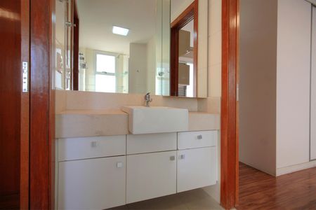 Apartamento à venda com 197m², 4 quartos e 4 vagasBanheiro das Suítes 2 e 3