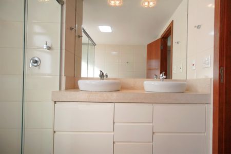 Apartamento à venda com 197m², 4 quartos e 4 vagasBanheiro da Suíte 1