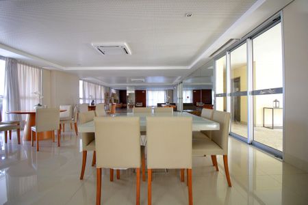 Apartamento à venda com 197m², 4 quartos e 4 vagasÁrea comum - Salão de festas