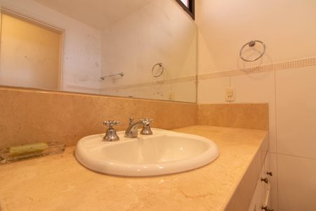 Apartamento à venda com 220m², 5 quartos e 3 vagasBanheiro da Suíte 1