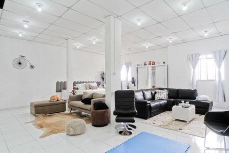 Casa à venda com 500m², 1 quarto e 2 vagas Casa à venda com 500m², 1 quarto e 2 vagasSala/Quarto