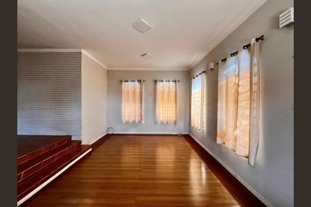 Casa à venda com 234m², 3 quartos e 4 vagasSala