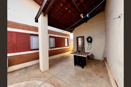 Casa à venda com 234m², 3 quartos e 4 vagasQuintal
