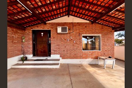 Casa à venda com 234m², 3 quartos e 4 vagasFachada