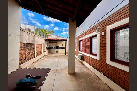 Casa à venda com 234m², 3 quartos e 4 vagasQuintal