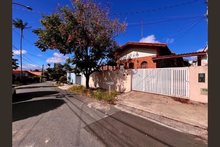 Casa à venda com 234m², 3 quartos e 4 vagasFachada