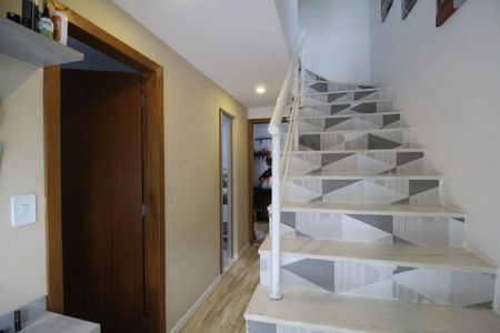 Casa de condomínio à venda com 94m², 3 quartos e 1 vagaEscada