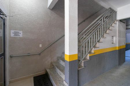 Apartamento para alugar com 44m², 2 quartos e 1 vaga Apartamento para alugar com 44m², 2 quartos e 1 vagaEscada