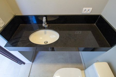 Casa de condomínio para alugar com 210m², 3 quartos e 2 vagasBanheiro de serviço