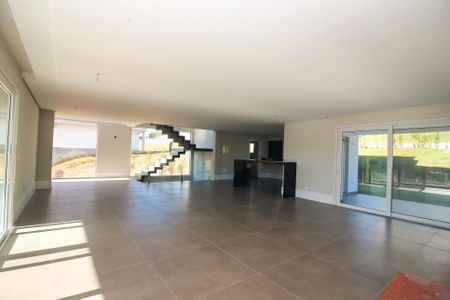 Casa de condomínio à venda com 356m², 4 quartos e 4 vagas Casa de condomínio à venda com 356m², 4 quartos e 4 vagasSala