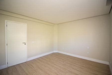 Casa de condomínio à venda com 356m², 4 quartos e 4 vagas Casa de condomínio à venda com 356m², 4 quartos e 4 vagasSuíte 3