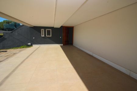 Casa de condomínio à venda com 356m², 4 quartos e 4 vagas Casa de condomínio à venda com 356m², 4 quartos e 4 vagasGaragem