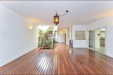 Casa à venda com 325m², 4 quartos e sem vaga