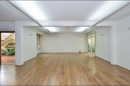 Casa à venda com 325m², 4 quartos e sem vaga