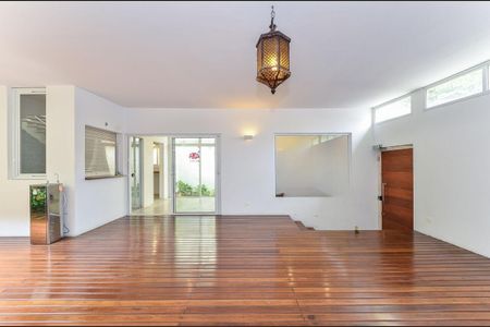 Casa à venda com 325m², 4 quartos e sem vaga