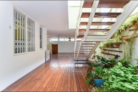 Casa à venda com 325m², 4 quartos e sem vaga